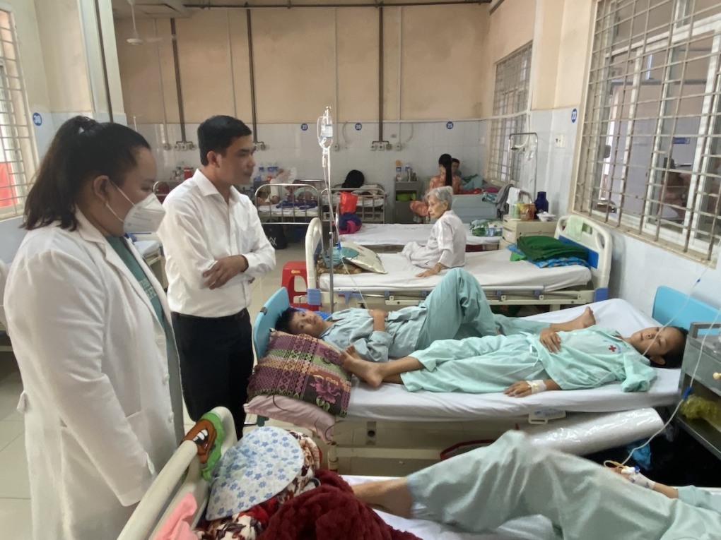 Bệnh nhân điều trị sau khi nghi ngộc độc ở Bệnh viện đa khoa Long Khánh. Ảnh: Thái Hà
