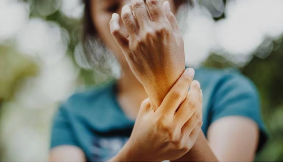 6 mẹo đơn giản giúp giảm đau khớp hiệu quả trong mùa lạnh- Ảnh 1. 6 mẹo đơn giản giúp giảm đau khớp hiệu quả trong mùa lạnh